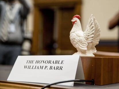 La gallina de cerámica que puso el congresista Steve Cohen en el puesto del fiscal general. 