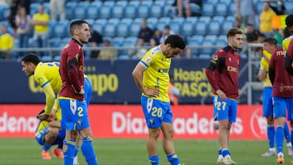 Jugadores del Cádiz como Iza y Zaldua lamentan el descenso a Segunda.