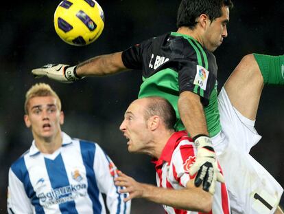 Bravo, guardameta de la Real, no acierta en un despeje ante el intento de remate de Toquero.