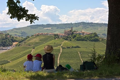 Los pequeños pueblos de la comarca vitivinícola de Langhe (Piamonte) como Castiglione Falleto (en la foto) son el mejor marco del movimiento 'slow food' (comida lenta), que nació en 1986 en la vecina ciudad de Bra de la mano del cocinero y crítico gastronómico Carlo Petrini para reivindicar las tradiciones culinarias locales y los sabores de la tierra.