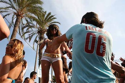 En Ibiza, la fiesta se asoma a la orilla del mar, como, por ejemplo, en Bora-Bora (en la foto), discoteca en la playa D'en Bossa donde la música y el baile arrancan a las seis de la tarde.