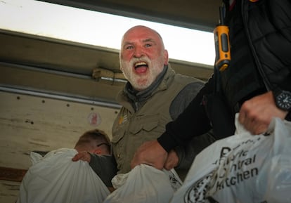 El chef José Andrés descarga paquetes de ayuda humanitaria de la ONG World Central Kitchen en Jersón (Ucrania), en noviembre de 2022.