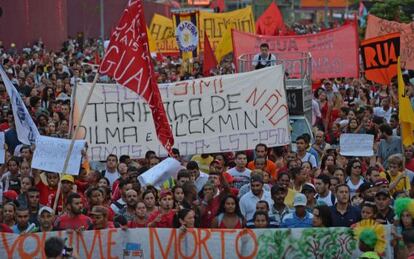 Militantes do MTST protestam em São Paulo.