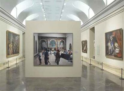 Instalación de la fotografía<i> Art Institute of Chicago 1,</i> de Thomas Struth, en la sala 49 del Museo del Prado.