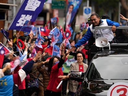 El candidato presidencial del Partido Nacionalista de Taiwán, Hou Yu-ih, saluda a sus seguidores desde una caravana mientras recorre un barrio de Taipéi, Taiwán, este martes.