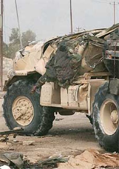 El cadáver de un soldado estadounidense sorprendido en una emboscada en Nasiriyah asoma de su vehículo.