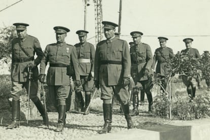 El general Franco (primer plano, centro de la foto) y el general Balmes (primer plano, derecha de la foto) con otros jefes militares, en mayo de 1936.