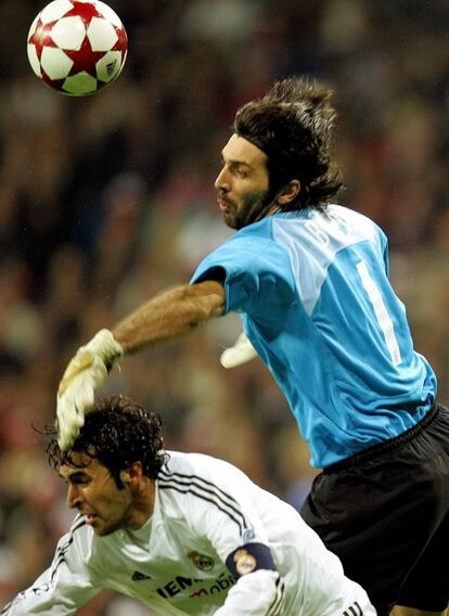 Buffon divide a bola com Raúl González, durante o Real Madrid x Juventus, no jogo de ida das oitavas de final da Champions 2004/05.