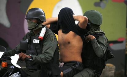 Manifestante foi detido durante o ato, em Caracas.