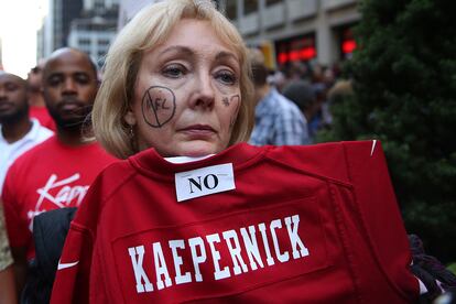 Una mujer enseña una camiseta de Kaepernick durante una manifestación en Manhattan.