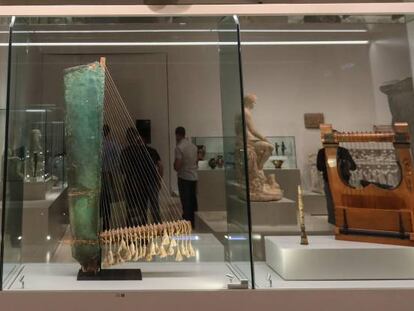 Instrumentos de música antiguos en la exposición 'Músicas en la Antigüedad' en CaixaForum Madrid.