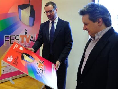 Javier Maroto, a la izuqierda, y Jorge Fiestras contemplan el cartel de la nueva edición de Festval.