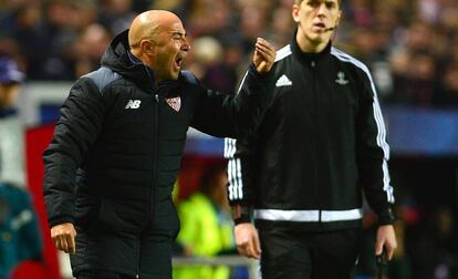 Sampaoli protesta en la banda durante el Sevilla-Valencia. 