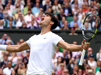 Alcaraz celebra su victoria este viernes ante Medvedev en Wimbledon.