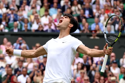 Alcaraz celebra su victoria este viernes ante Medvedev en Wimbledon.