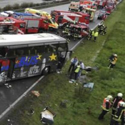 Los servicios de emergencia trabajan en el lugar del accidente