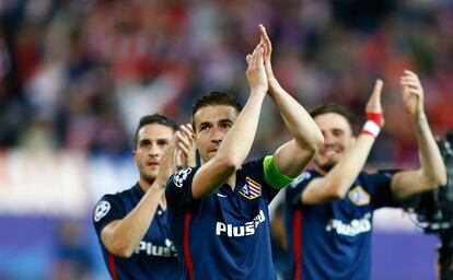 Los jugadores del Atlético de Madrid aplauden a su afición tras clasificarte para la semifinal de la Liga de Campeones.
