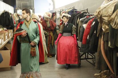 Los voluntarios y actores van dejando su ropa ordenada en perchas y asumiendo los papeles que tendrán por una tarde noche. El ambiente es similar al 'backstage' de un gran teatro. Para comer, les dan bocadillos, agua, manzanas, barritas energéticas y plátanos.