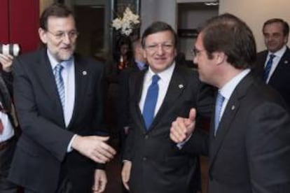 El presidente del Gobierno, Mariano Rajoy (i), con el presidente de la Comisión europea, José Manuel Durao Barroso (c), y el primer ministro portugués, Pedro Passos Coelho (d), momentos antes de posar para la foto de familia de los asistentes a la cumbre semestral de Jefes de Estado y de Gobierno de la Unión Europea (UE), hoy en Bruselas.