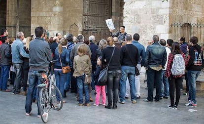 José María Azkárraga congrega molts veïns i curiosos pels carrers de la ciutat.