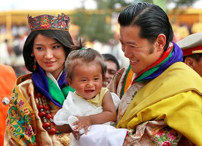 Wangchuck es conocido como "el rey del pueblo" por su cercanía con los butaneses. Después de la boda, ha recorrido las calles de Punaja saludando a niños y mayores, algo impensable para sus predecesores.