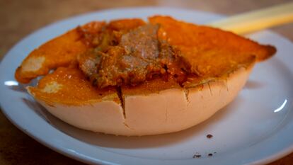 Tostadas de manteca colorá en el bar El Estanco, en la localidad sevillana de Tomares.