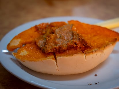 Tostadas de manteca colorá en el bar El Estanco, en la localidad sevillana de Tomares.