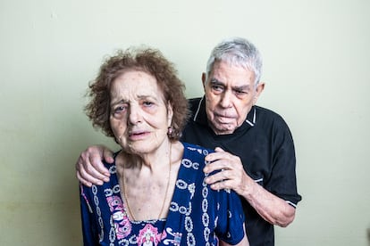 El matrimonio, Desiderio Hernández, de 84 años, y Soledad Domínguez, de 80 años, ambos con alzhéimer, en su casa, en Plasencia, el 8 de octubre. Son compañeros de vida desde hace 60 años, pero no podrán terminar sus días juntos: el hombre está valorado con un grado dos de dependencia, lo cual le da derecho a una residencia; pero ella, con un grado uno, no lo tiene.