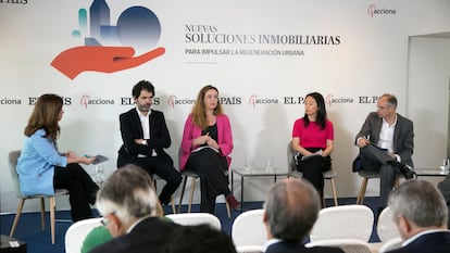 Desde la izquieda, Marta González Novo (moderadora), Alejandro Miguel (Acciona), Eugenía del Río (COAM), Maki Kawaguchi (CBRE) y Felipe Iglesias (Uría Menéndez).