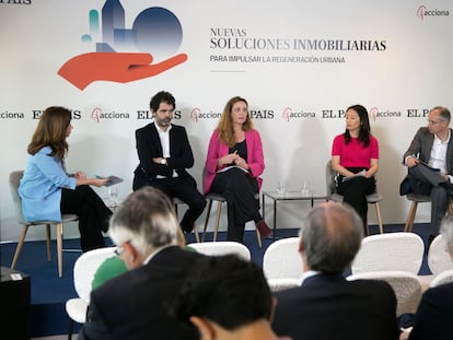 Desde la izquieda, Marta González Novo (moderadora), Alejandro Miguel (Acciona), Eugenía del Río (COAM), Maki Kawaguchi (CBRE) y Felipe Iglesias (Uría Menéndez).