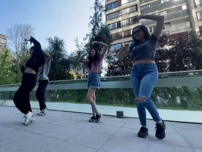 Un grupo de jóvenes baila 'Dubidubidu' en Santiago, Chile, el 31 de enero 2024