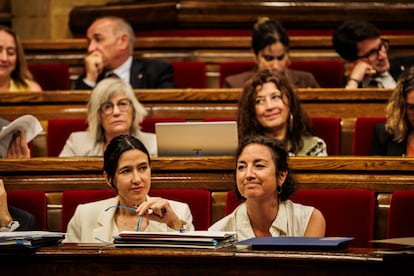 De izquierda a derecha, las consejeras Parlon y Romero en un momento del Pleno.