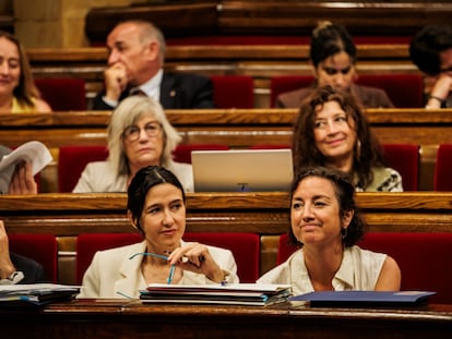 De izquierda a derecha, las consejeras Parlon y Romero en un momento del Pleno.
