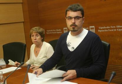 El diputado foral Ander Rodriguez, durante su comparecencia de ayer en San Sebastián.