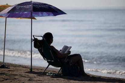 Una mujer lee este miércoles en la playa del Rincón de la Victoria (Málaga).