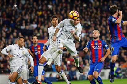 Sergio Ramos cabeca el balón para empatar el partido ante el Barcelona, este sábado.