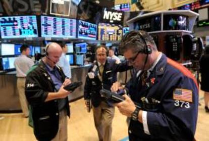 Trabajadores de la bolsa de Wall Street observan la tendencia de las acciones al cierre de la sesión en Nueva York (EE.UU.). EFE/Archivo