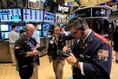 Trabajadores de la bolsa de Wall Street observan la tendencia de las acciones al cierre de la sesin en Nueva York (EE.UU.). EFE/Archivo