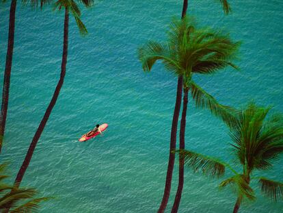Una surfista en la playa de Waikiki de la ciudad de Honolulú, en la isla hawaiana de Oahu.