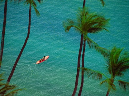 Una surfista en la playa de Waikiki de la ciudad de Honolulú, en la isla hawaiana de Oahu.