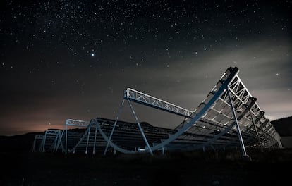 Telescopiio CHIME del Dominion Radio Astrophysical Observatory de Canadá, que será utilizado para medir la expansión del universo.