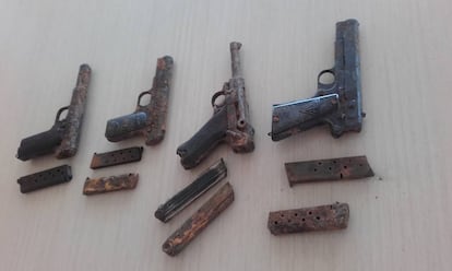 Las pistolas encontradas en la presa. De derecha a izquierda, FB Radom Vis, Luger 9mm parabellum, Colt 9 mm corto y Astra 400 9 mm parabellum.