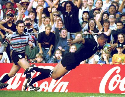 Jonah Lomu durante la semifinal contra Inglaterra de la Copa del Mundo de Rugby de Sudáfrica, el 18 de junio de 1995. Este fue uno de los más legendarios partidos del jugador neozelandés.