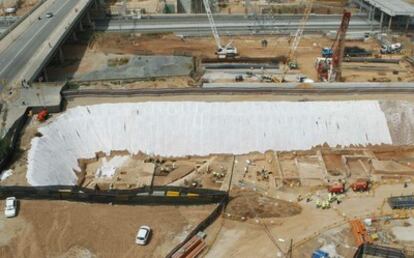 Vista general de los trabajos que se llevan a cabo en los restos de la villa romana encontrados en la zona de construcción de la nueva estación del AVE en la Sagrera de Barcelona