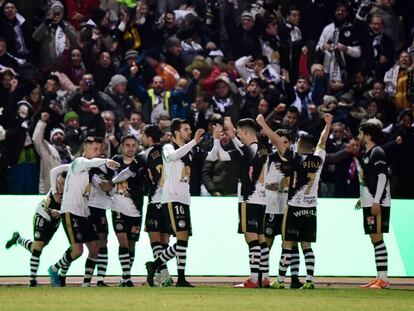 Los jugadores de Unionistas celebran su gol al Madrid.