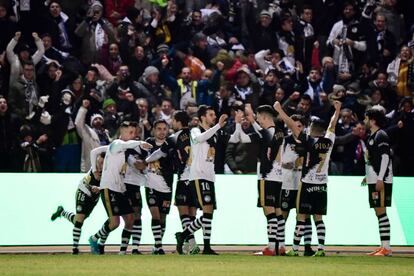 Los jugadores de Unionistas celebran su gol al Madrid.