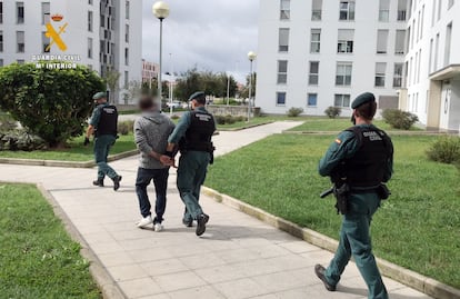 Agentes de la Guardia Civil detienen al presunto agresor sexual de una mujer en Santander, el pasado 4 de octubre.