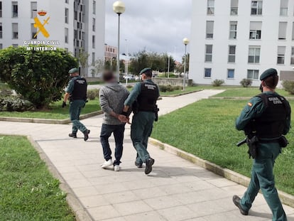 Agentes de la Guardia Civil detienen hoy al presunto autor de la agresión a una mujer en Santander.