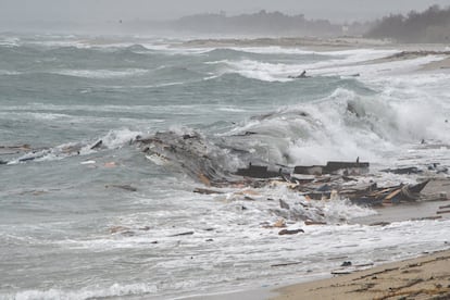 Restos de la embarcación en una playa de la localidad de localidad de Steccato di Cutro, en el extremo sur del país.