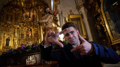 Dario Fernández, ‘el Jartible’, junto a la imagen del Señor de la Paciencia de Granada, en la iglesia de San Matias, en Granada.